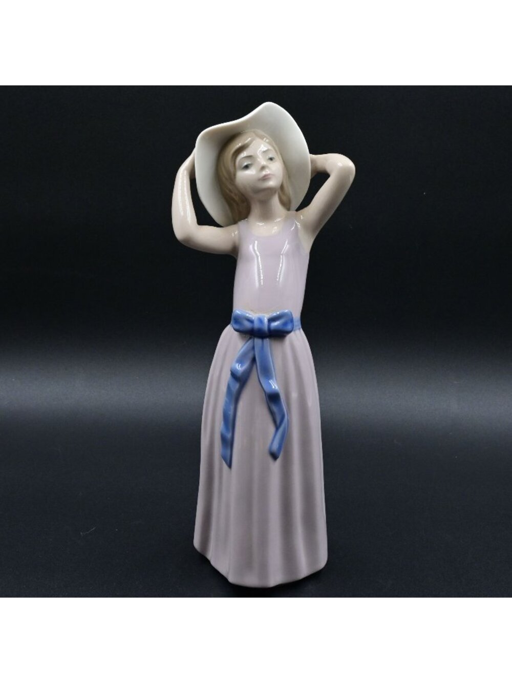 Llaldro Coy Girl With Sun Hat Figurine 5011 Retired Spanish